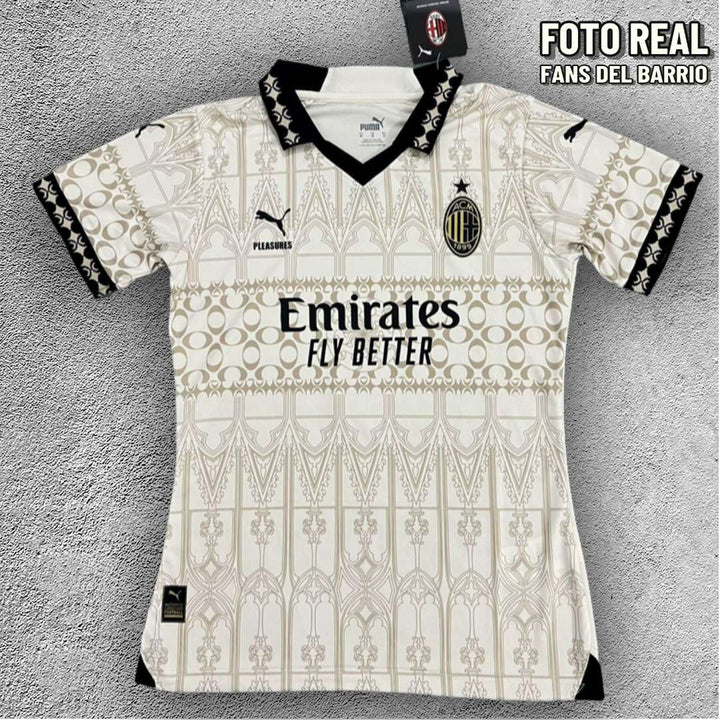 Camiseta Fan AC Milan x Pleasures White Cuarta Equipación 2023/24 de Mujer (Puma)