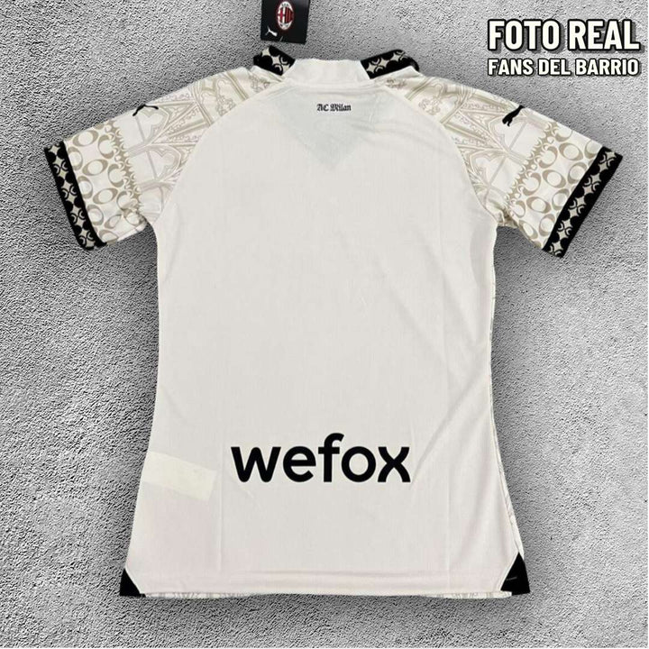 Camiseta Fan AC Milan x Pleasures White Cuarta Equipación 2023/24 de Mujer (Puma)
