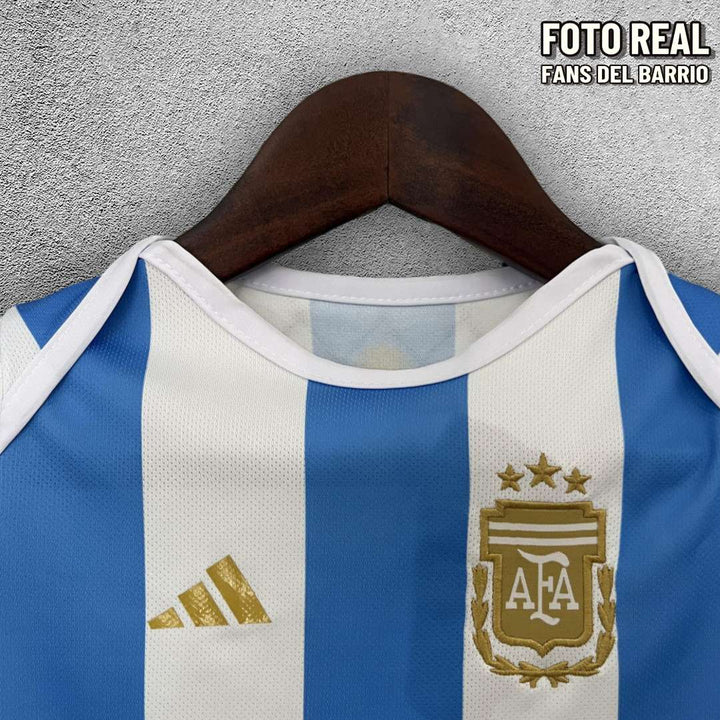 Mameluco de Bebé de la Seleccion de Argentina Local 2024 (Adidas)